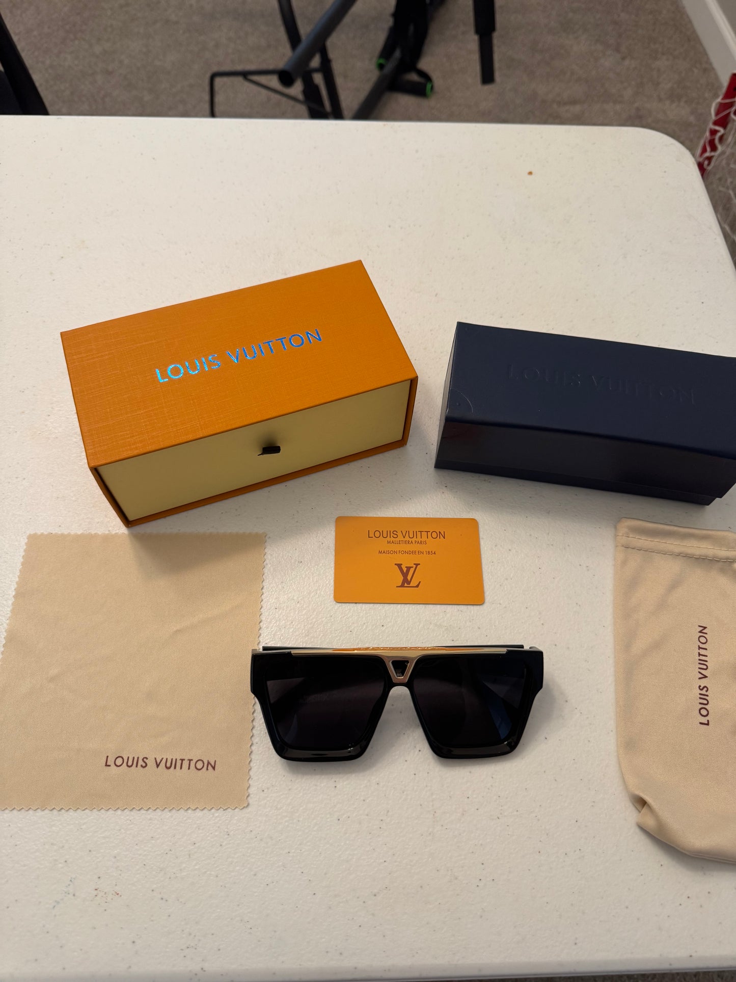DESIGNER SUNGLASSES(PHYSICAL PRODUCT)