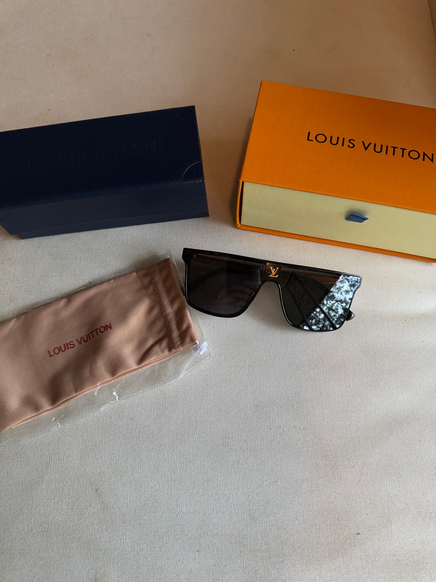 DESIGNER SUNGLASSES(PHYSICAL PRODUCT)