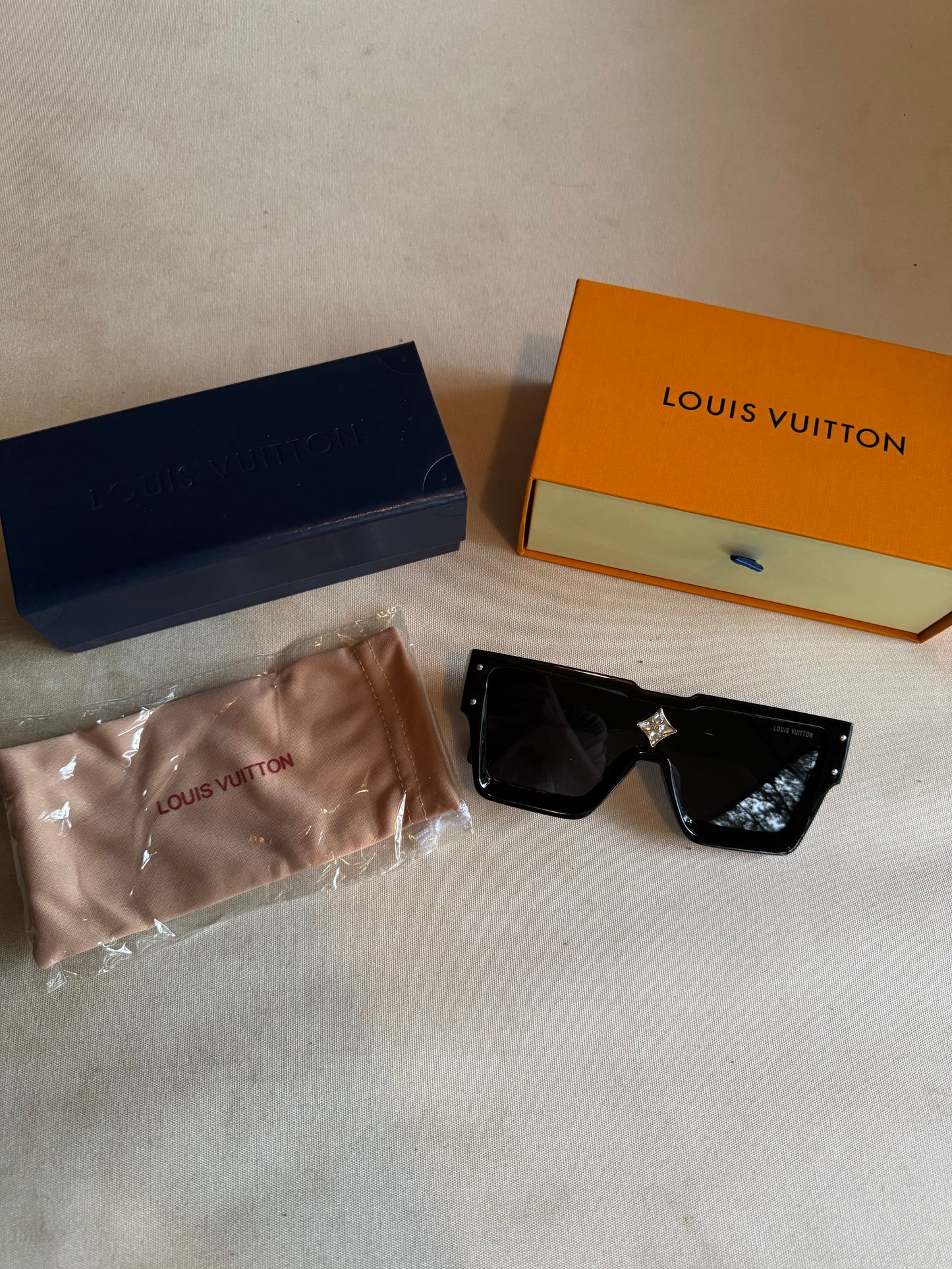 DESIGNER SUNGLASSES(PHYSICAL PRODUCT)