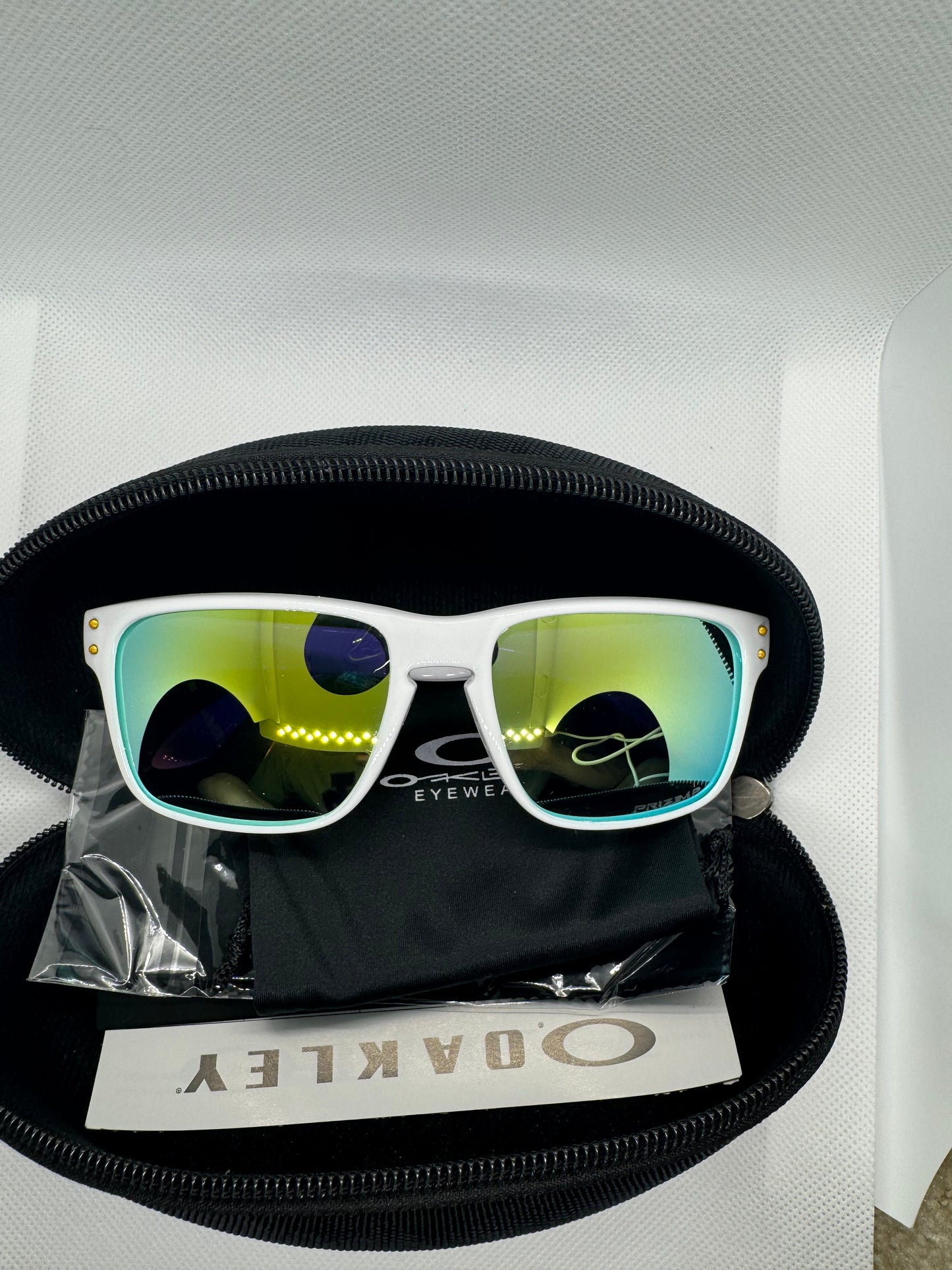 OAKLEY SUNGLASSES(PHYSICAL PRODUCT)